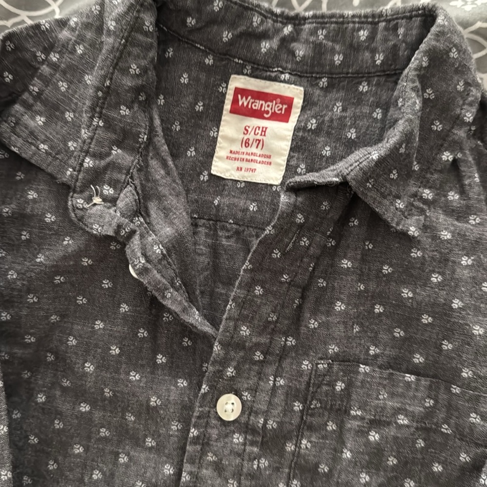 (2) Boys Button Down Shirt Long Sleeve Size small (6/7) EUC Wrangler & Izod - Picture 9 of 11
